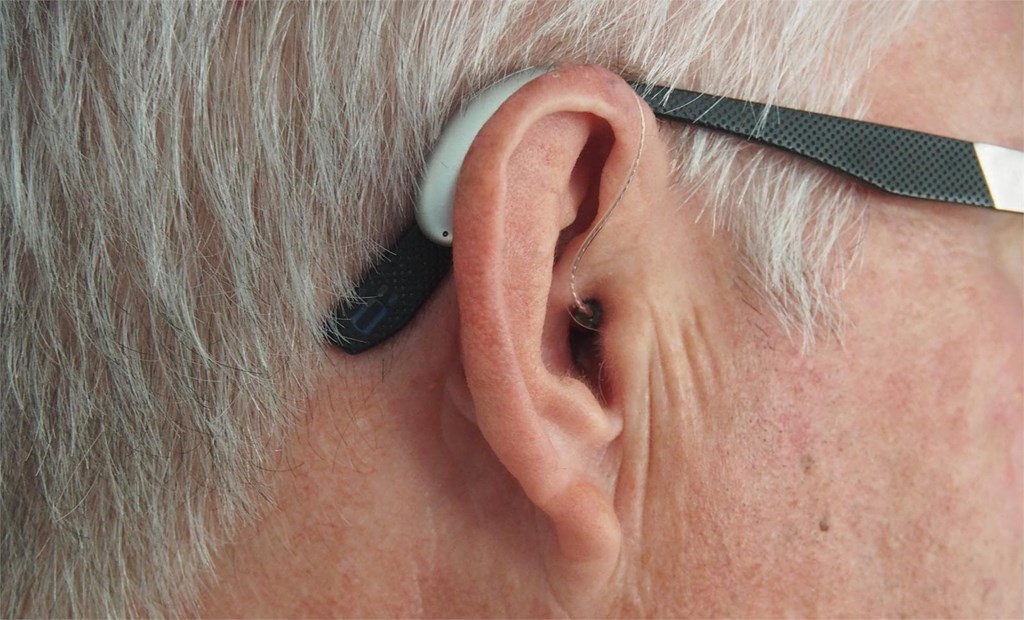 Beneficios de los audífonos sin pilas