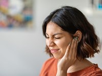 ¿Debo preocuparme si padezco acúfenos?