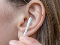 ¿Es bueno usar bastoncillos para limpiar los oídos?