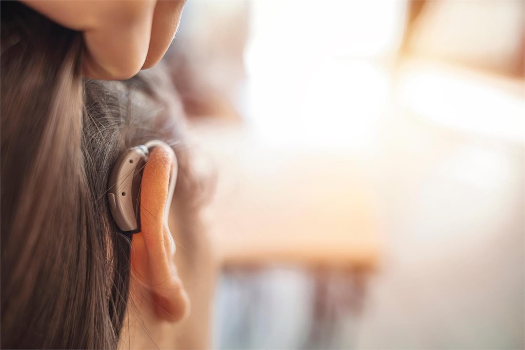 La importancia de la adaptación gradual a los audífonos