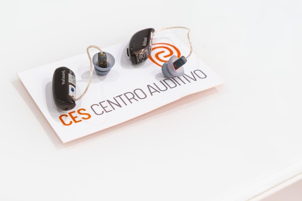 ¿Los audífonos funcionan bien en ambientes ruidosos?