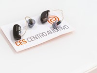 ¿Los audífonos funcionan bien en ambientes ruidosos?