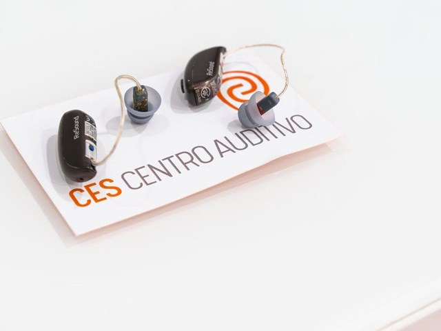 ¿Los audífonos funcionan bien en ambientes ruidosos?