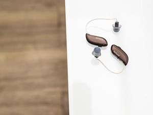 ¿Por qué el mismo audífono suena diferente según quién lo programe?