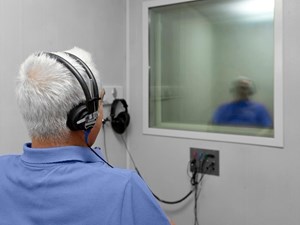 ¿Qué puedo hacer para proteger mi audición del ruido?